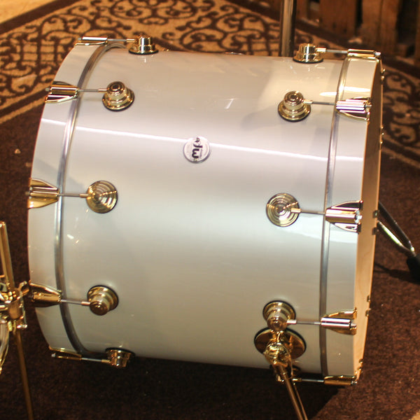 DW Collector's Maple SSC Arctic White Drum Set - 22,10,12,14,16,14sn - SO#1315958