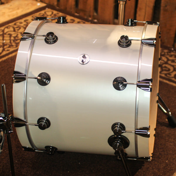DW Collector's Maple SSC Arctic White Drum Set - 22,10,12,14,16,14sn - SO#1315990